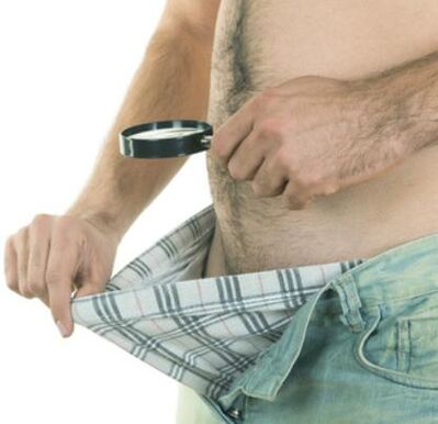 bir adam penisini inceliyor ve büyütmek istiyor