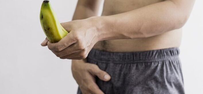 Örnek olarak muz kullanan erkek penis büyüklüğü